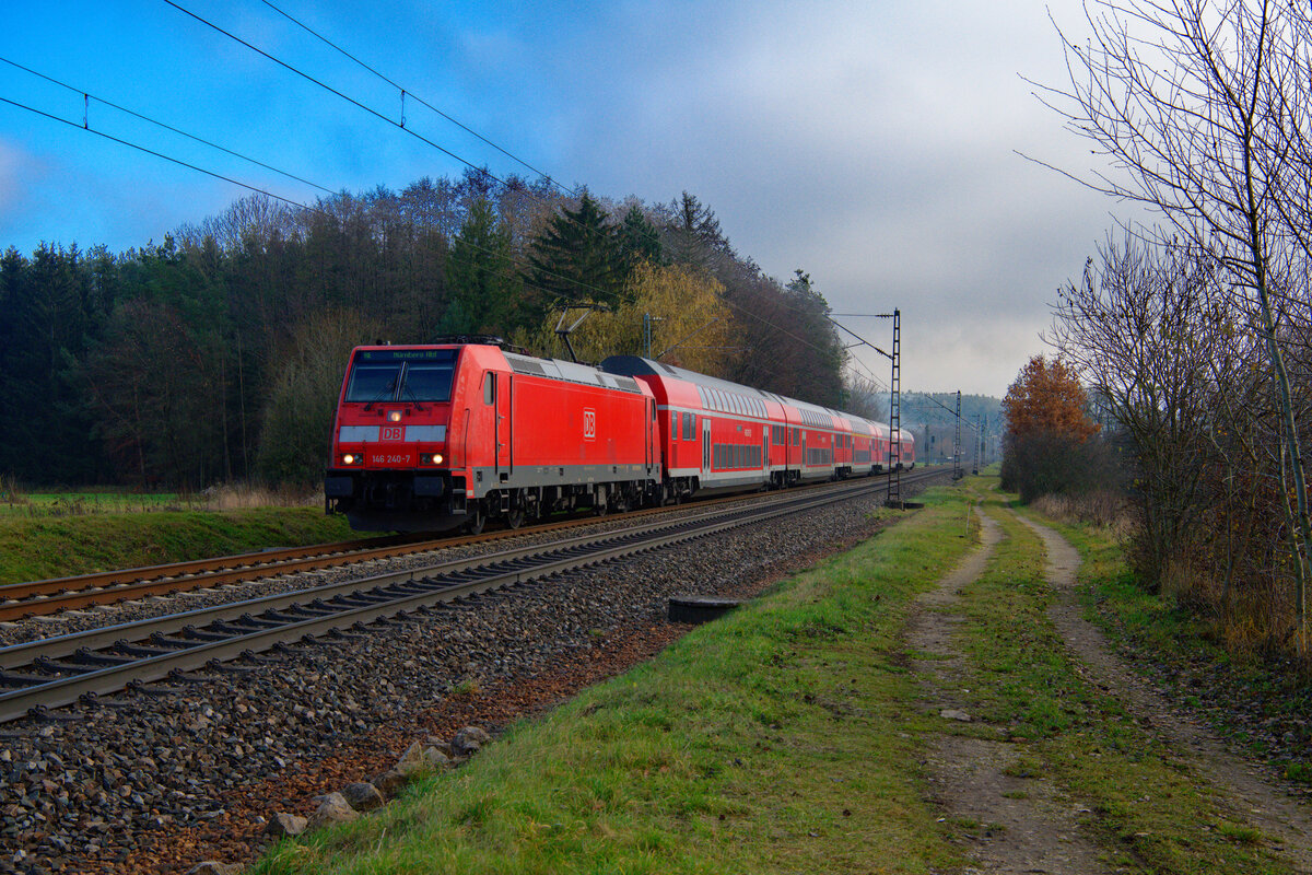 146 240 DB Regio mit dem RE 4856 (München Hbf - Nürnberg Hbf) bei Postbauer-Heng, 27.11.2020