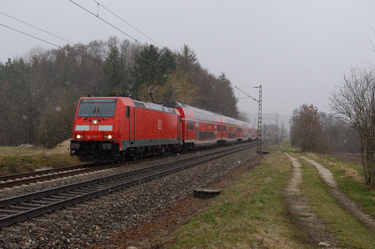 146 240 mit dem RE 4858 (München Hbf - Nürnberg Hbf) bei Postbauer-Heng, 27.02.2020