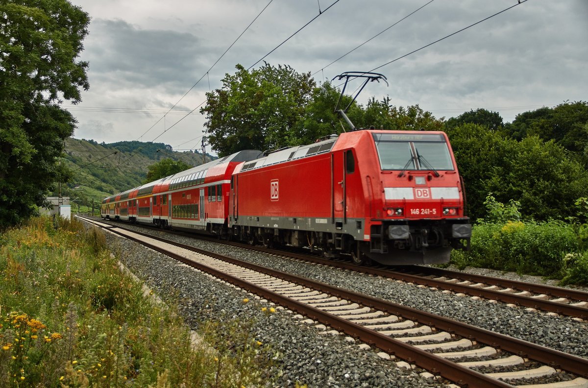 146 241-5 ist als RE am 09.08.16 in Richtung Würzburg/M. bei Gambach unterwegs. 