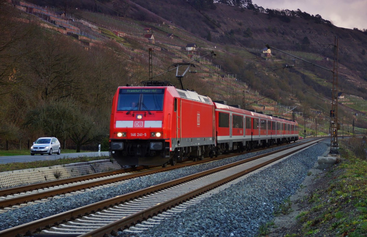 146 241-5 ist als RE-Bahn am 09.12.15 von Würzburg nach Frankfurt/M. unterwegs gesehen bei Gambach.