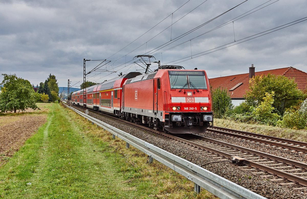 146 241-5 als RE von Würzburg kommend ist am 13.10.16 in Richtung Frankfurt/M. unterwegs gesehen bei Himmelstadt. 