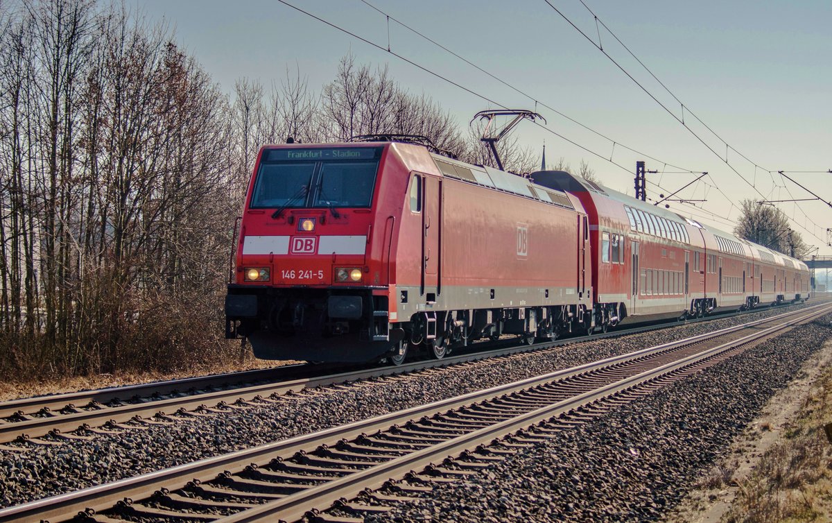 146 241-5 ist als RE von Würzburg/M. kommend nach Frankfurt/M. am 15.02.2017 bei Thüngersheim unterwegs.