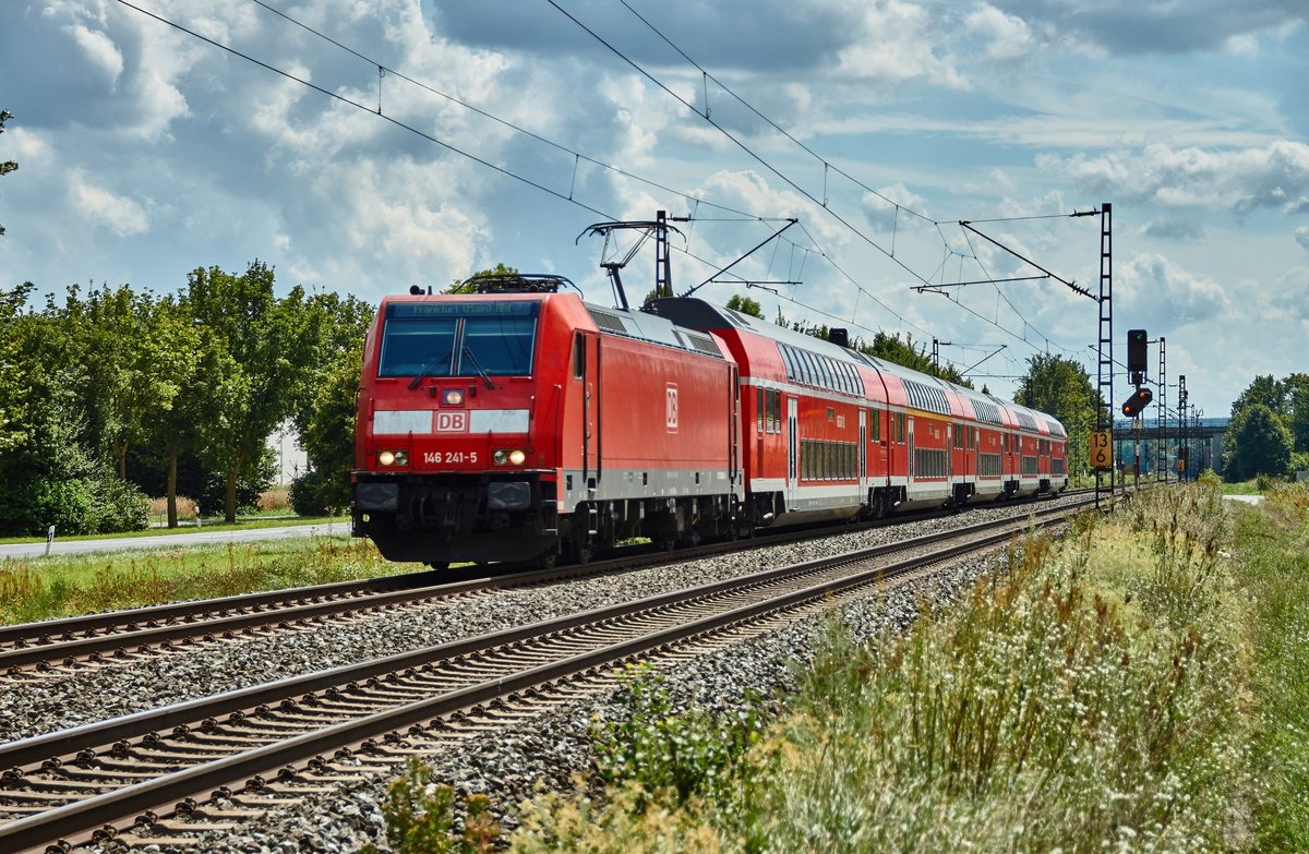146 241-5 ist als RE von Würzburg/M. kommend in Richtung Frankfurt/M. unterwegs gesehen am 09.08.16 bei Thüngersheim.