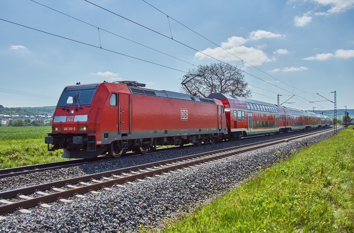 146 241-5 ist hier am 10.05.2017 als RE in Richtung Frankfurt/M. bei Retzbach-Zellingen zu sehen.