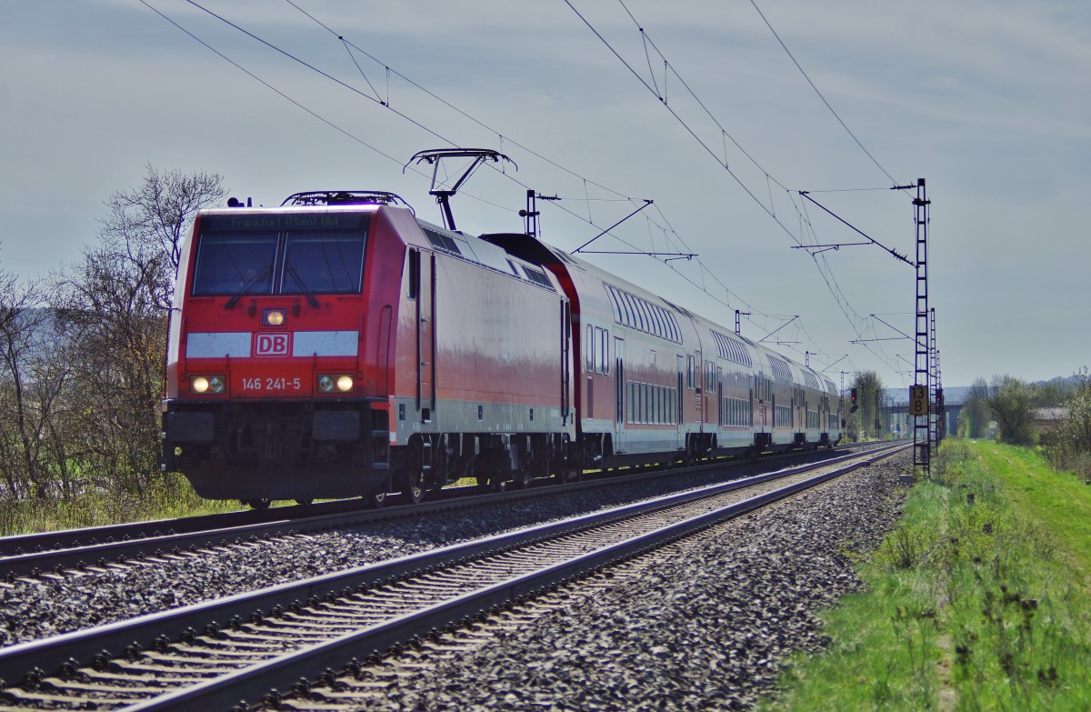 146 241-5 mit einen RE nach Frankfurt a. Main gesehen am 15.04.15 bei Thüngersheim.