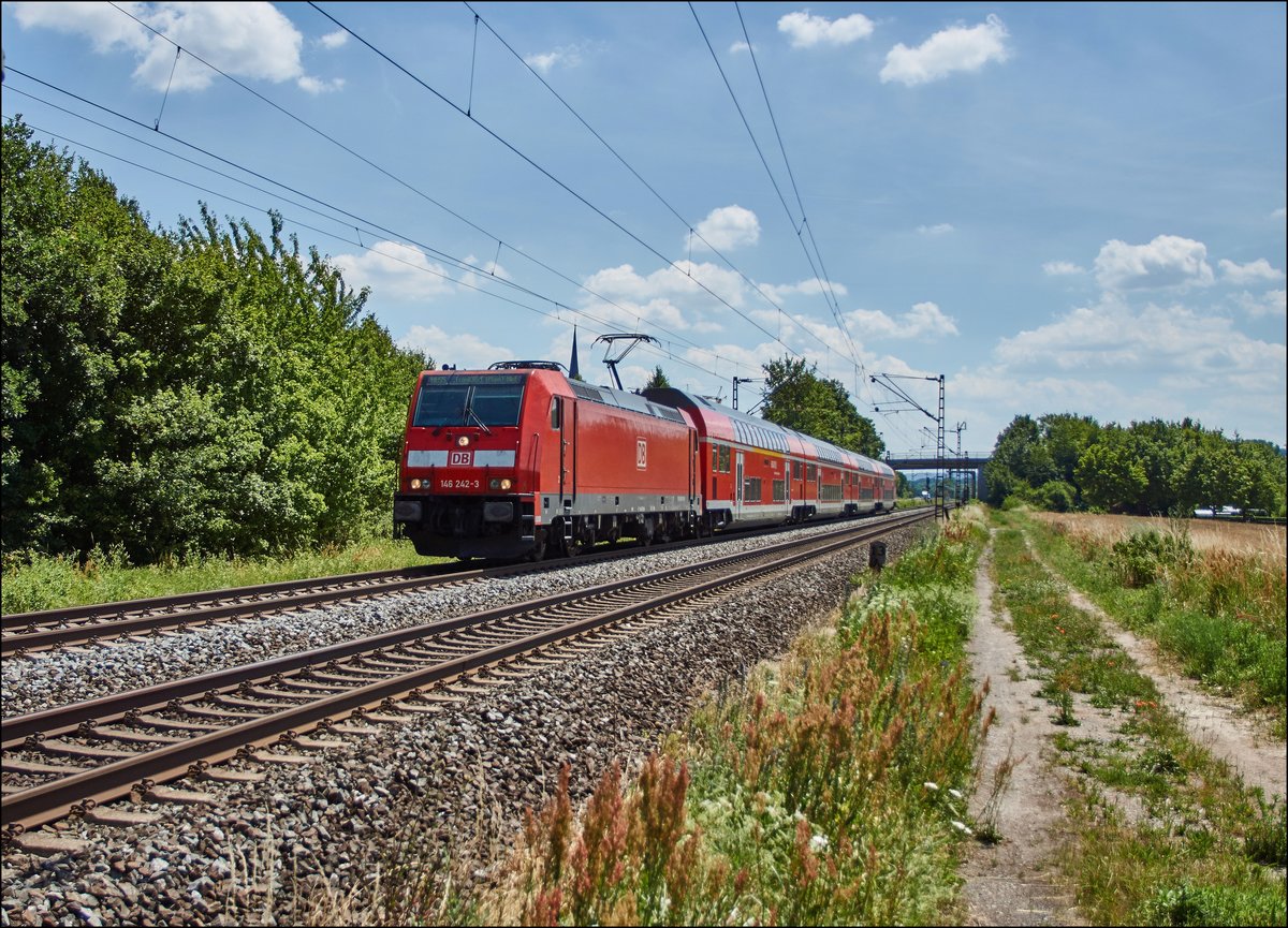 146 242-3 ist als RE 55 in Richtung Frankfurt/M. am 05.07.2017 bei Thüngersheim zu sehen.