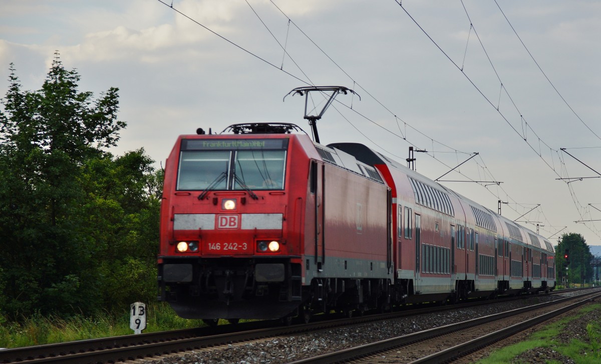 146 242-3 als RE von Würzburg nach Frankfurt/M. am 16.07.14 bei Thüngersheim.