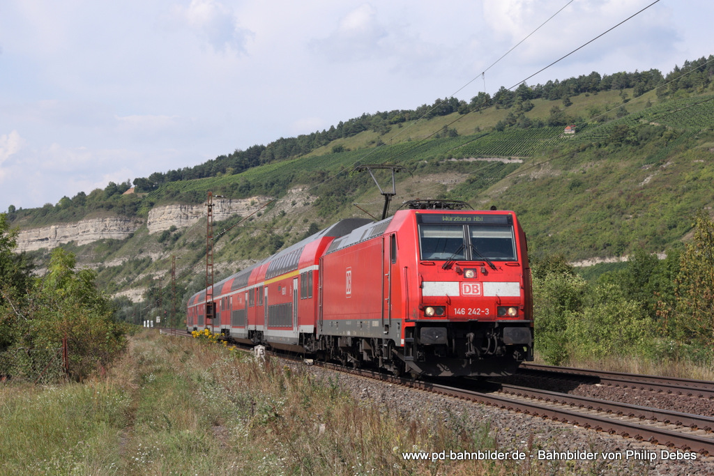 146 242-3 (DB Regio) fhrt am 29. August 2013 um 15:16 Uhr mit einem Regionalexpress in Richtung Wrzburg Hbf durch Thngersheim