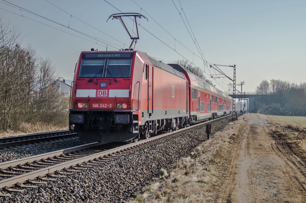 146 242-3 schiebt einen RE von Frankfurt/M. komment nach Würzburg Hbf.abgelichtet am 15.02.2017 bei Thüngersheim.
