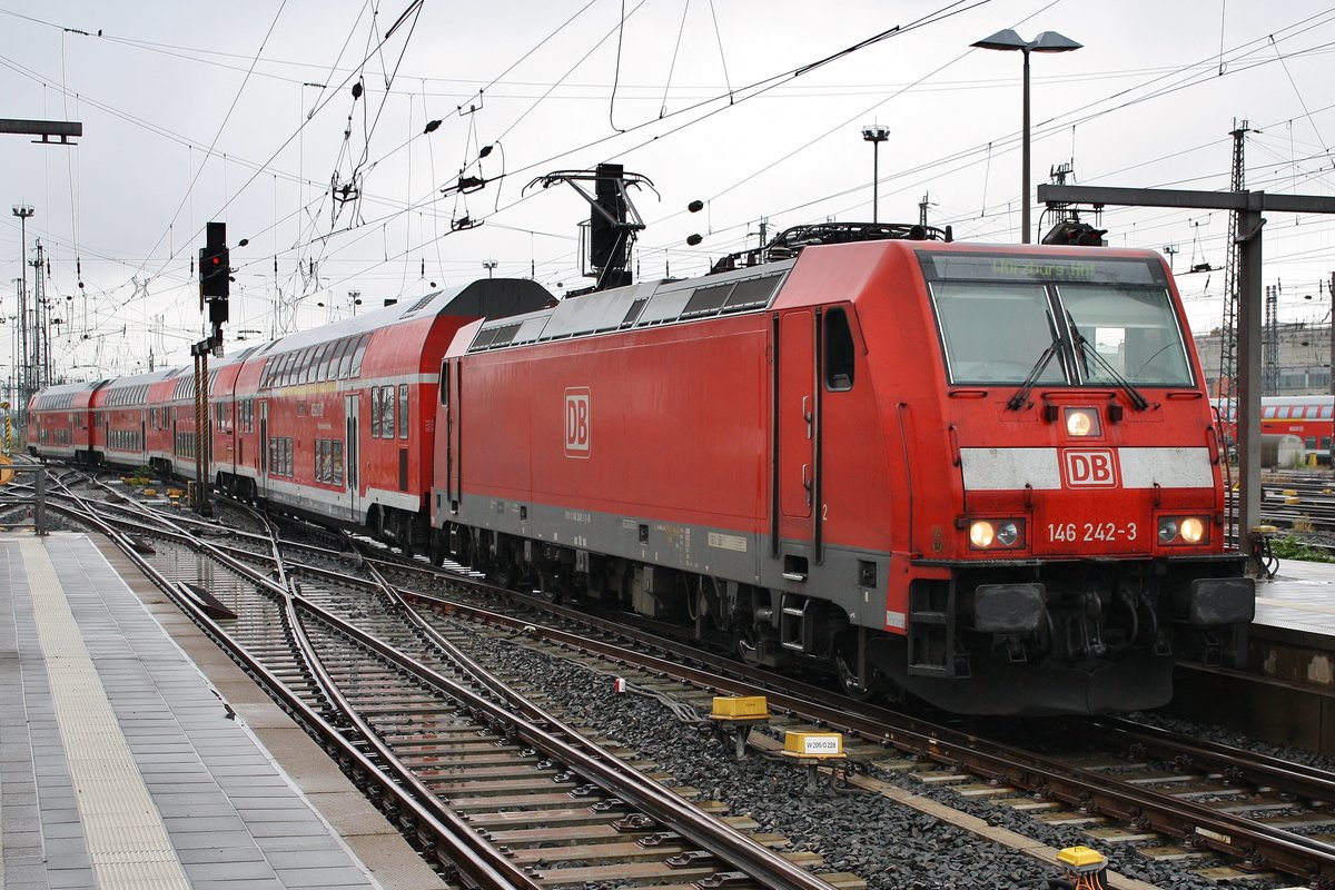 146 242-3 stellt am 02.10.2017 den RE55 (RE4623) nach Würzburg Hauptbahnhof im Frankfurter Hauptbahnhof bereit.