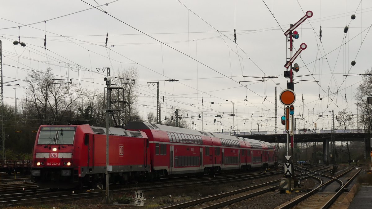 146 242 erreicht mit einem Main-Spessart Express den Hanauer Hauptbahnhof. Aufgenommen am 23.12.2017 13:03