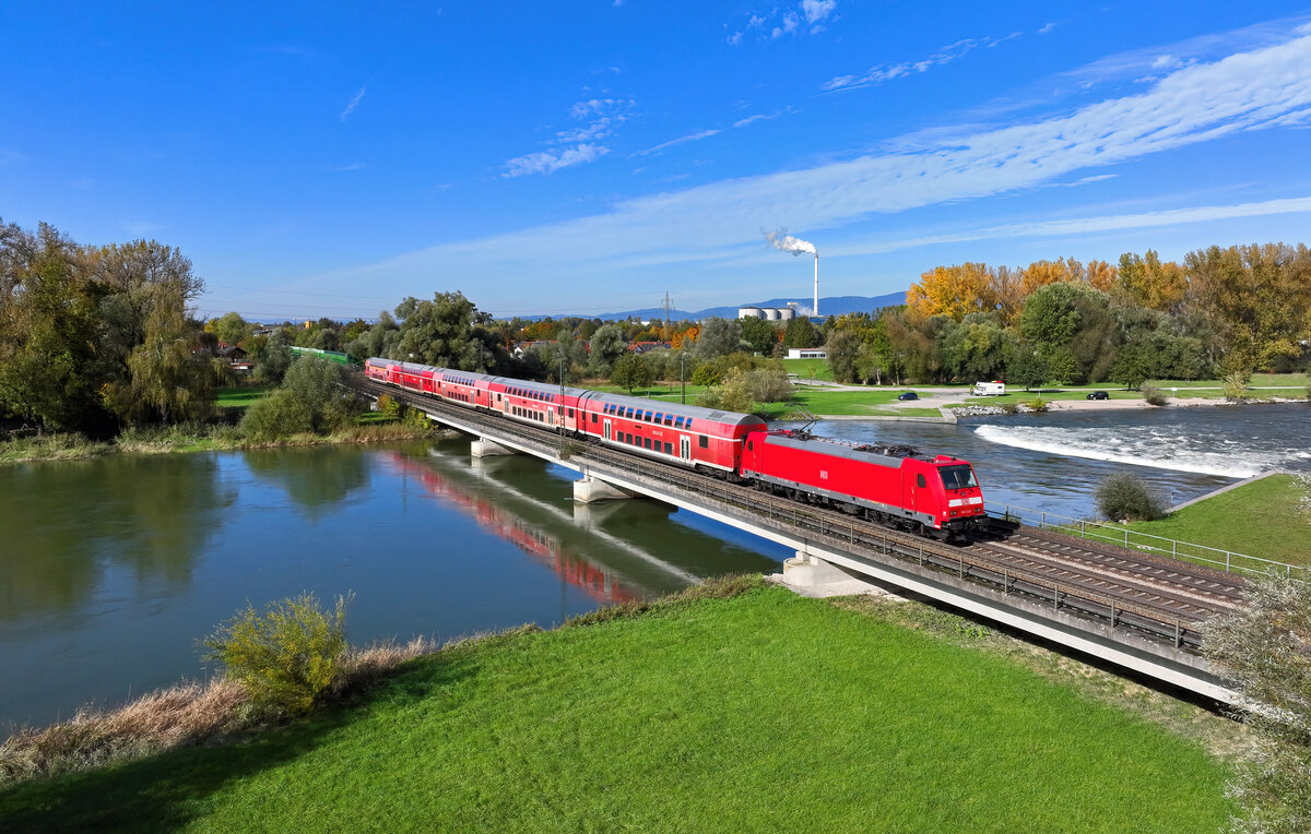 146 242 mit einem RE3 am 16.10.2024 bei Plattling.