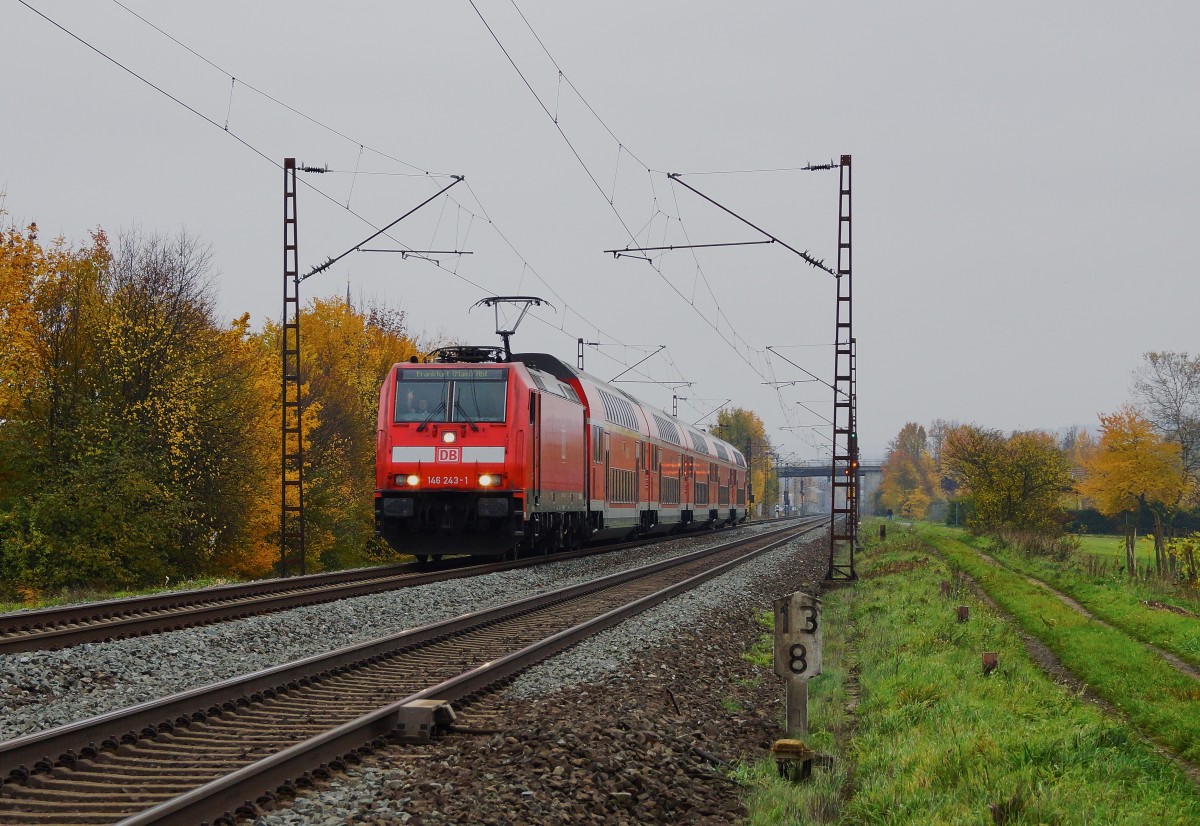 146 243-1 ist als RE in Richtung Frankfurt/M. am 27.10.15 bei Thüngersheim unterwegs.