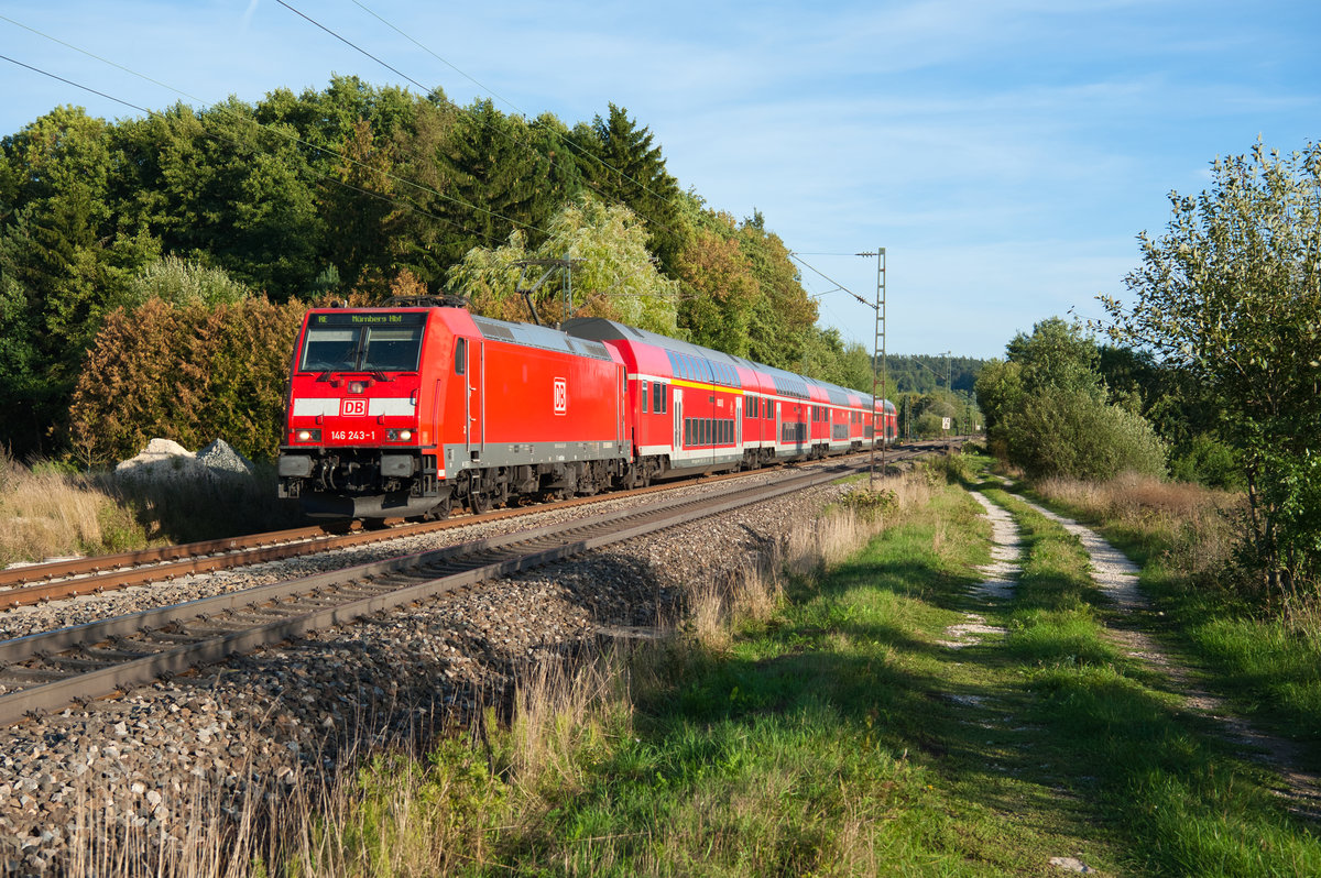 146 243 mit dem RE 4860 von München Hbf nach Nürnberg Hbf bei Postbauer-Heng, 11.09.2018