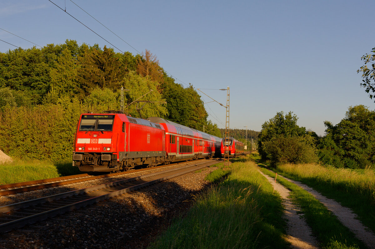 146 243 mit dem RE 4864 (München Hbf - Nürnberg Hbf) bei Postbauer-Heng, 18.06.2020