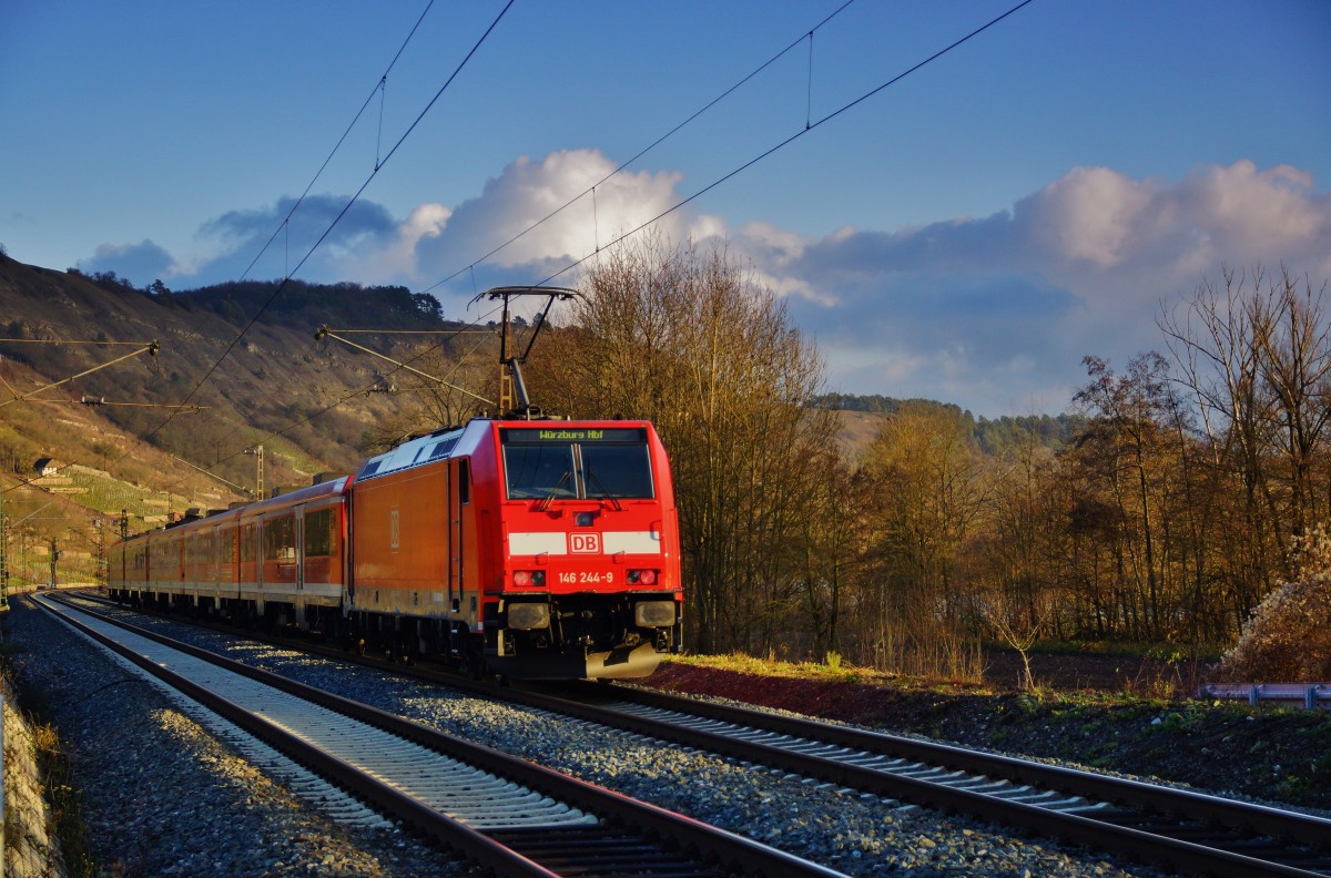 146 244-9 schiebt einen RE in Richtung Würzburg gesehen bei Gambach am 09.12.15.