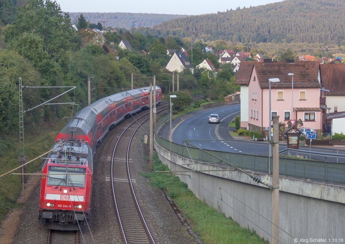 146 244 legte sich am 1.10.16 mit einem RE nach Frankfurt (Main) am westlichen Ortsrand von Langenprozelten in die Kurve.