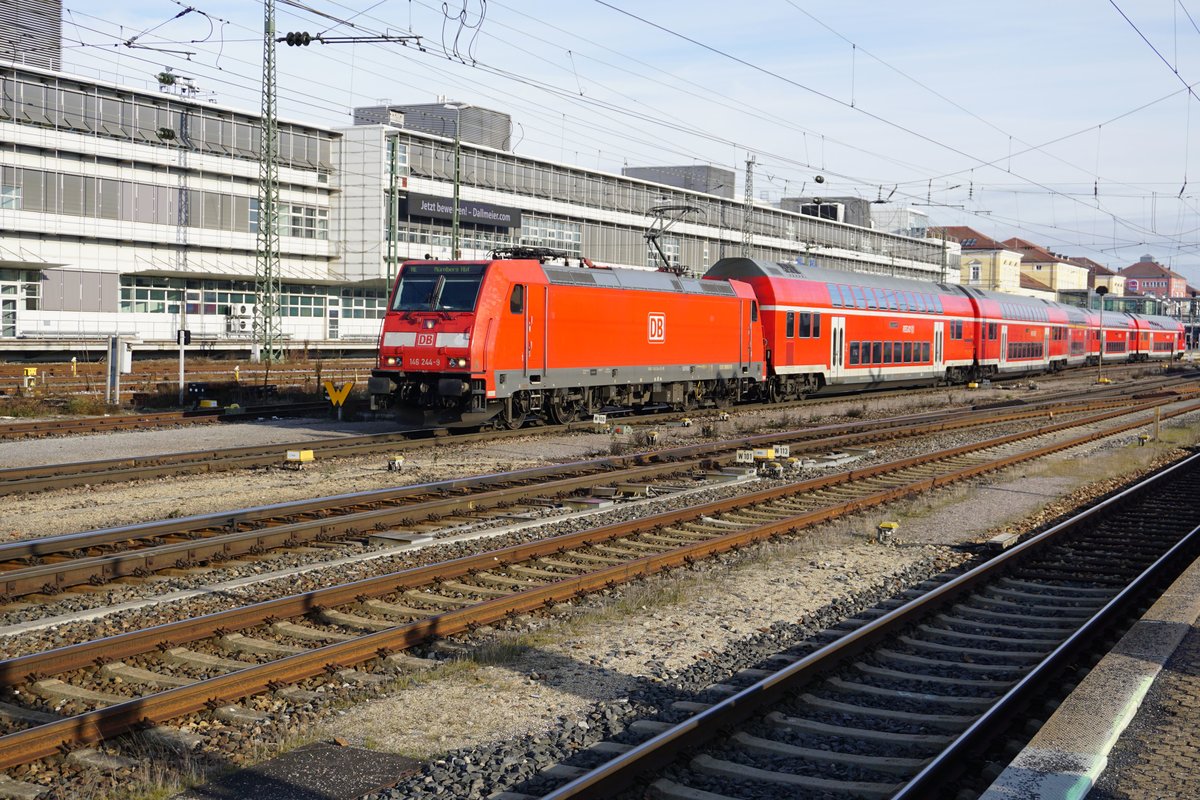 146 244 mit einem RE nach Nürnberg fährt am 09.01.2020 aus dem Regensburger Hbf.