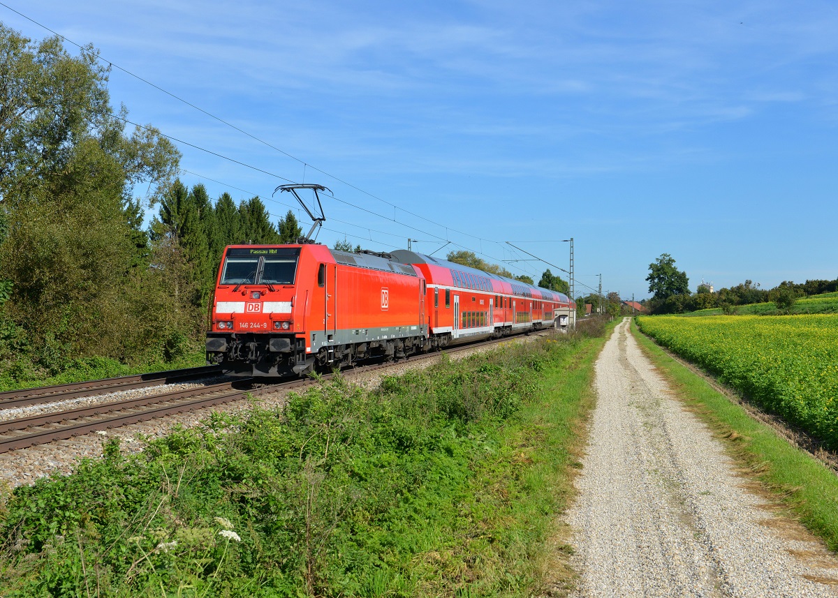146 244 mit einem RE am 28.09.2014 bei Langenisarhofen.