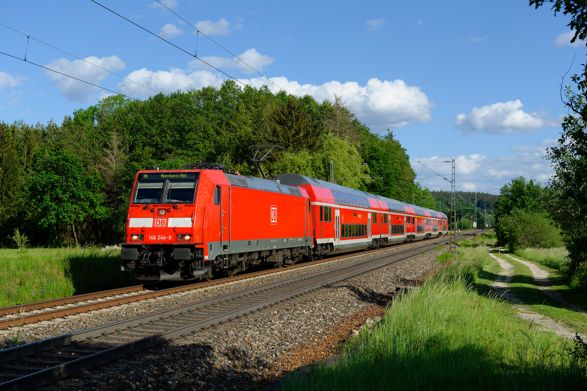 146 244 mit RE 4860 (München Hbf - Nürnberg Hbf) bei Postbauer-Heng, 28.05.2020