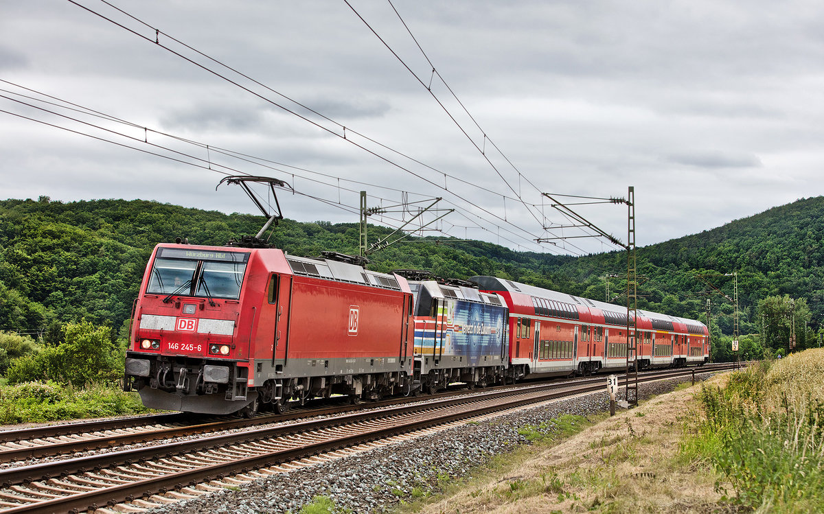 146 245-6 / 146 247-2 fahren als RE 54 von Frankfurt Hbf nach Würzburg Hbf in Gambach vorüber.Bild 16.6.2017