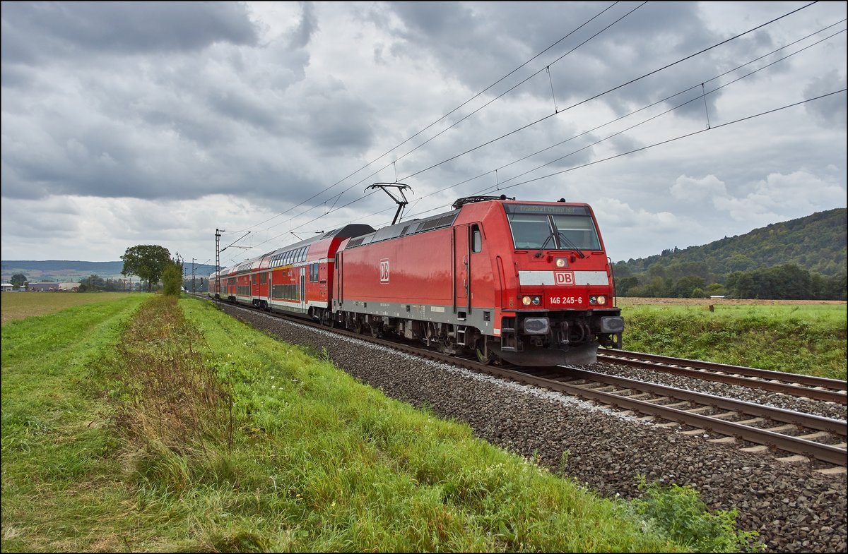 146 245-6 ist als RE in Richtung Frankfurt/M. unterwegs,gesehen am 07.09.2017 bei Retzbach.