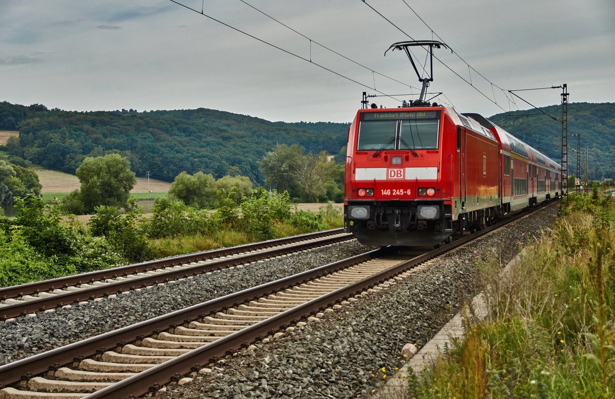 146 245-6 hier als Schublok des RE nach Frankfurt/M. zu sehen, ist am 09.08.16 bei Gambach zu sehen.