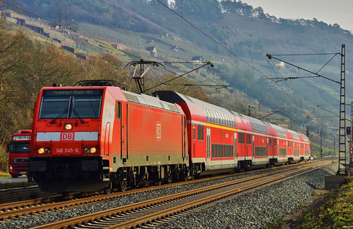 146 245-6 ist hier bei Gambach mit einen RE in Richtung Frankfurt/M. am 09.12.15 unterwegs.