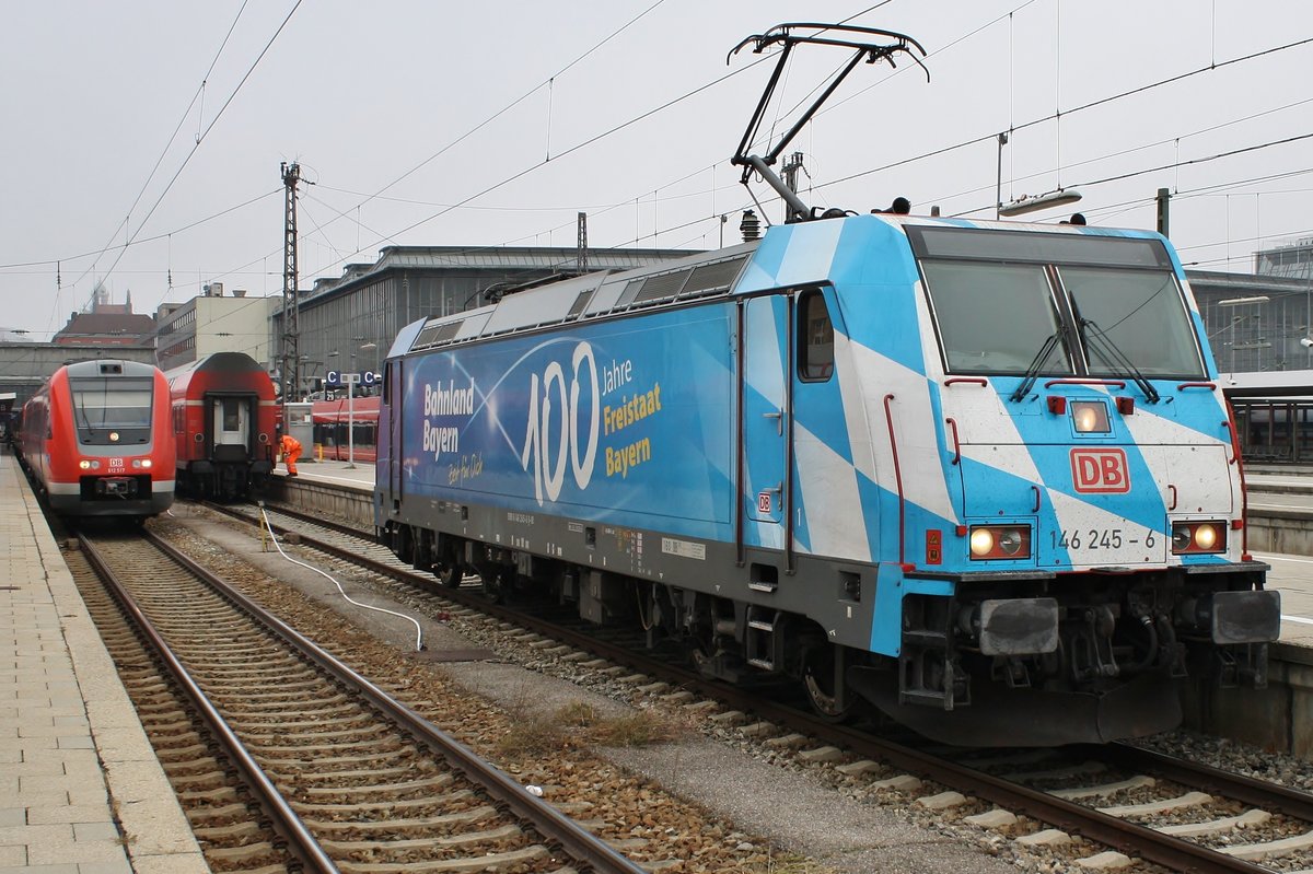 146 245-6 rangiert am 14.11.2018 im Münchener Hauptbahnhof an den nächsten Regional-Express in Richtung Nürnberg.