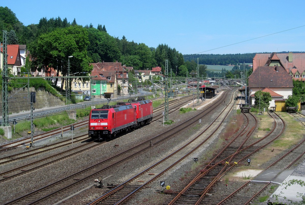 146 245-6 zieht am 07. Juni 2014 die 143 119-6 durch Kronach in Richtung Nürnberg.