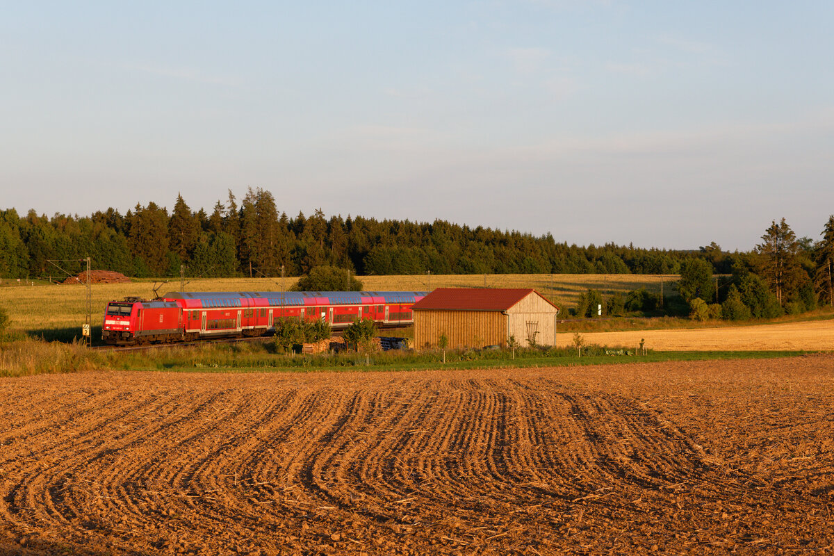 146 245 DB Regio mit dem RE 4862 (München Hbf - Nürnberg Hbf) bei Batzhausen, 