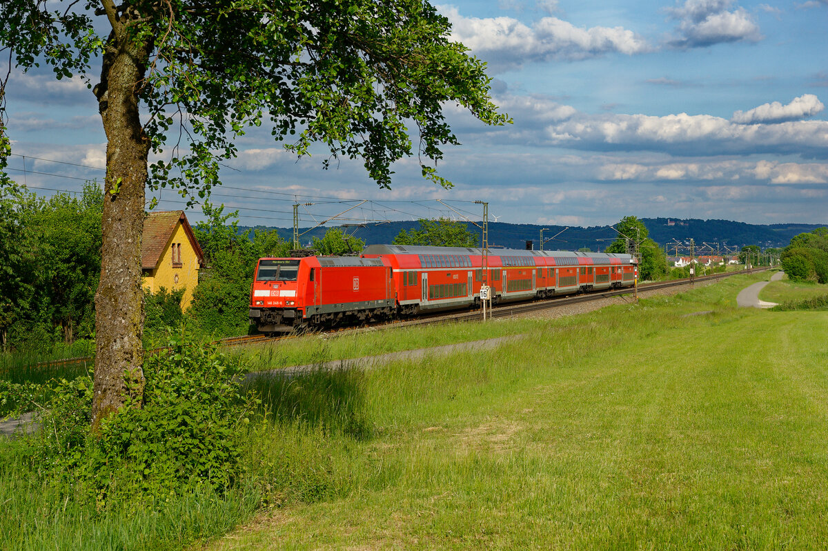 146 245 mit RE 4860 (München Hbf - Nürnberg Hbf) bei Postbauer-Heng, 27.05.2020