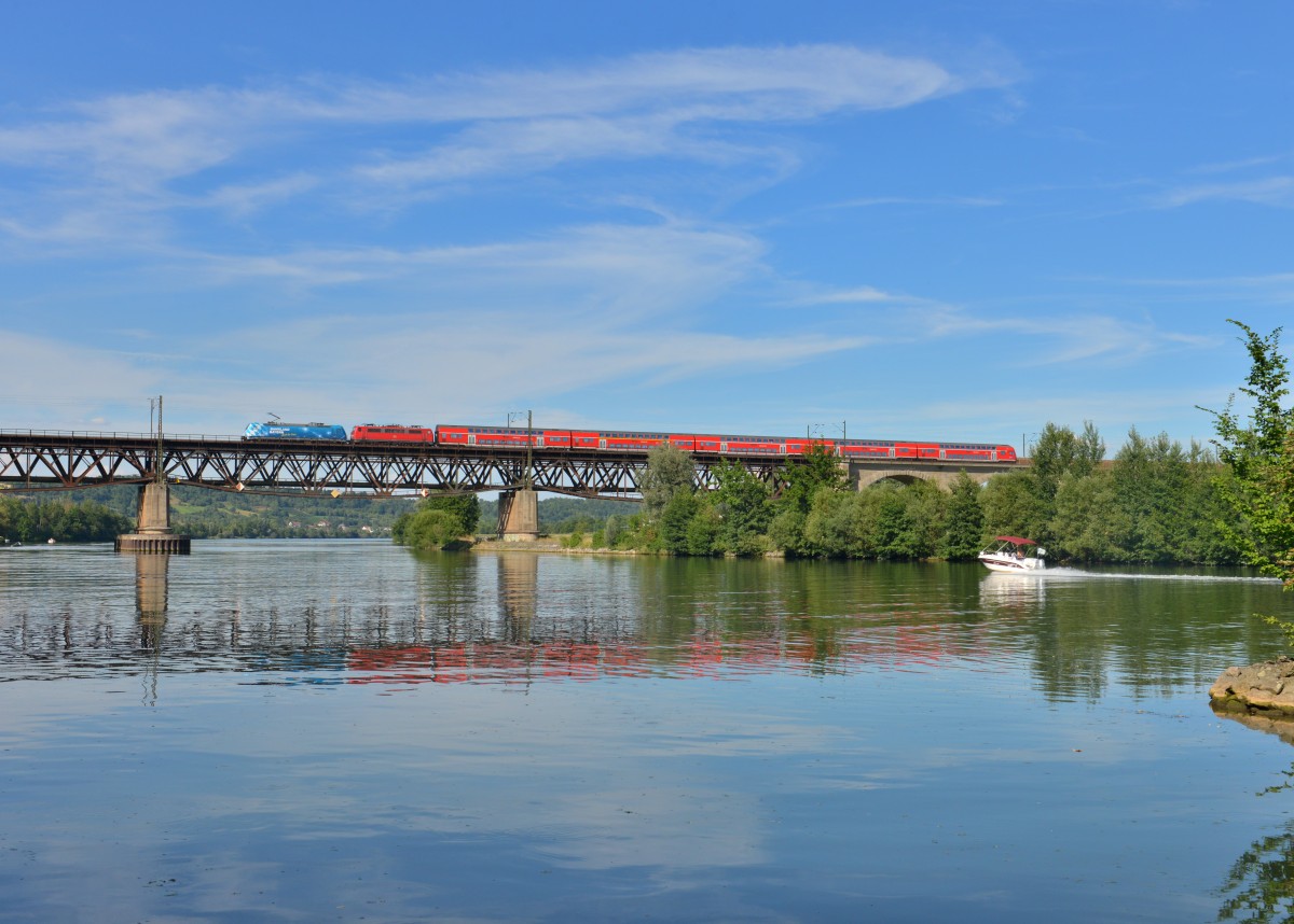 146 246 + 111 xxx mit einem RE am 22.07.2015 auf der Mariaorter Brücke bei Regensburg-Prüfening. 