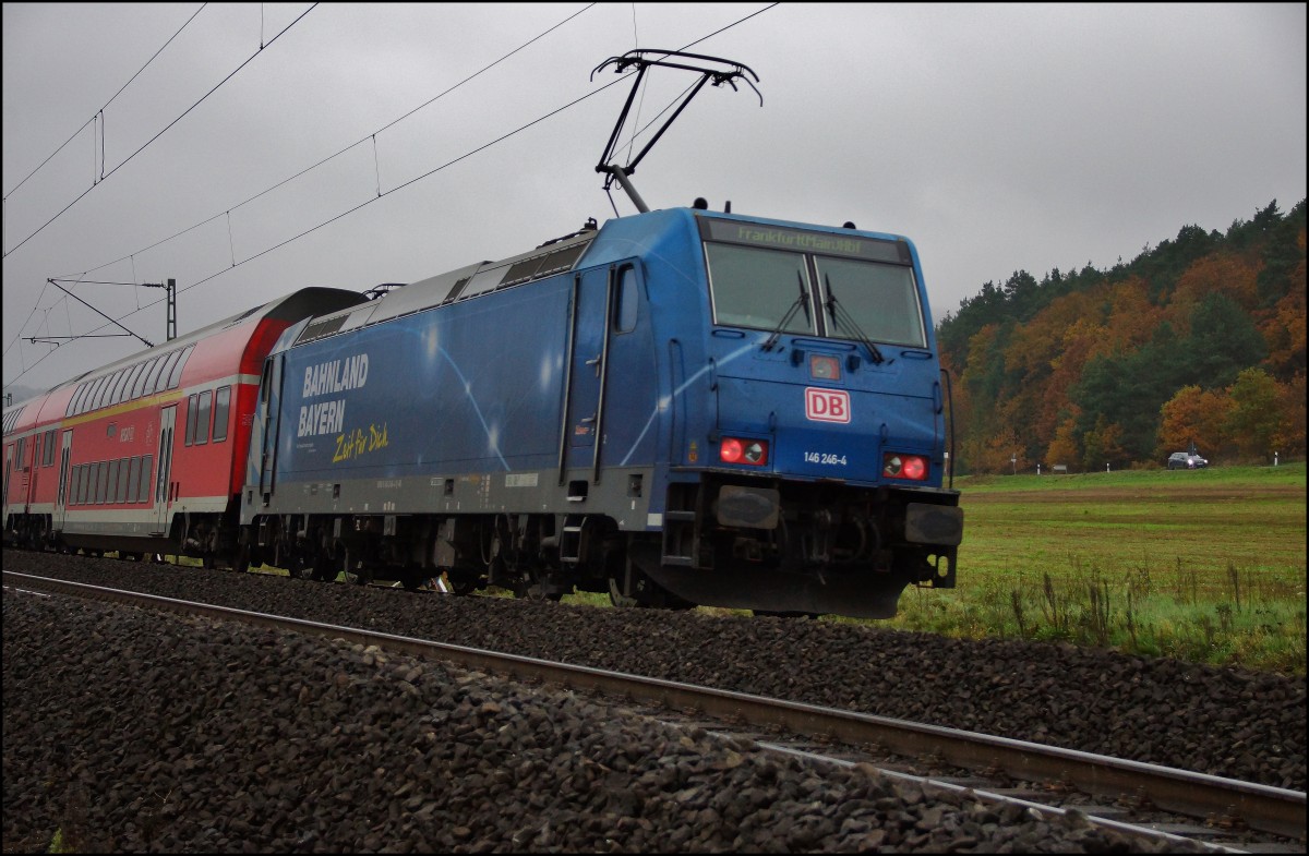 146 246-4 ist hier mit der Beklebung- Bahnland Bayern- in Richtung Frankfurt/M. am 11.11.14 unterwegs.