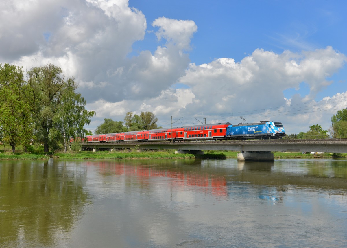 146 246 mit RE 4068 am 10.05.2015 auf der Isarbrücke bei Plattling. 