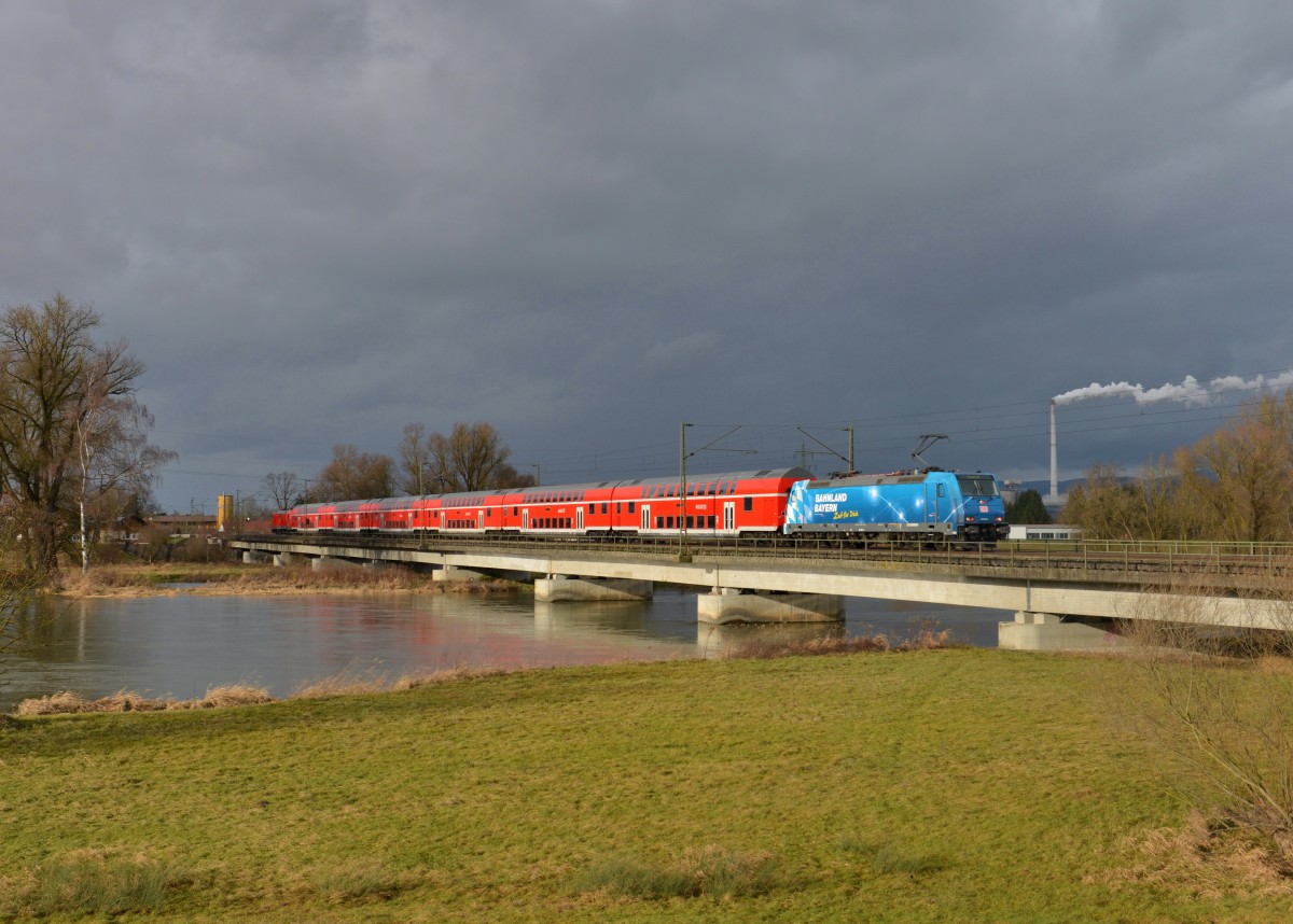 146 246 mit RE 4070 am 12.01.2015 auf der Isarbrücke bei Plattling.