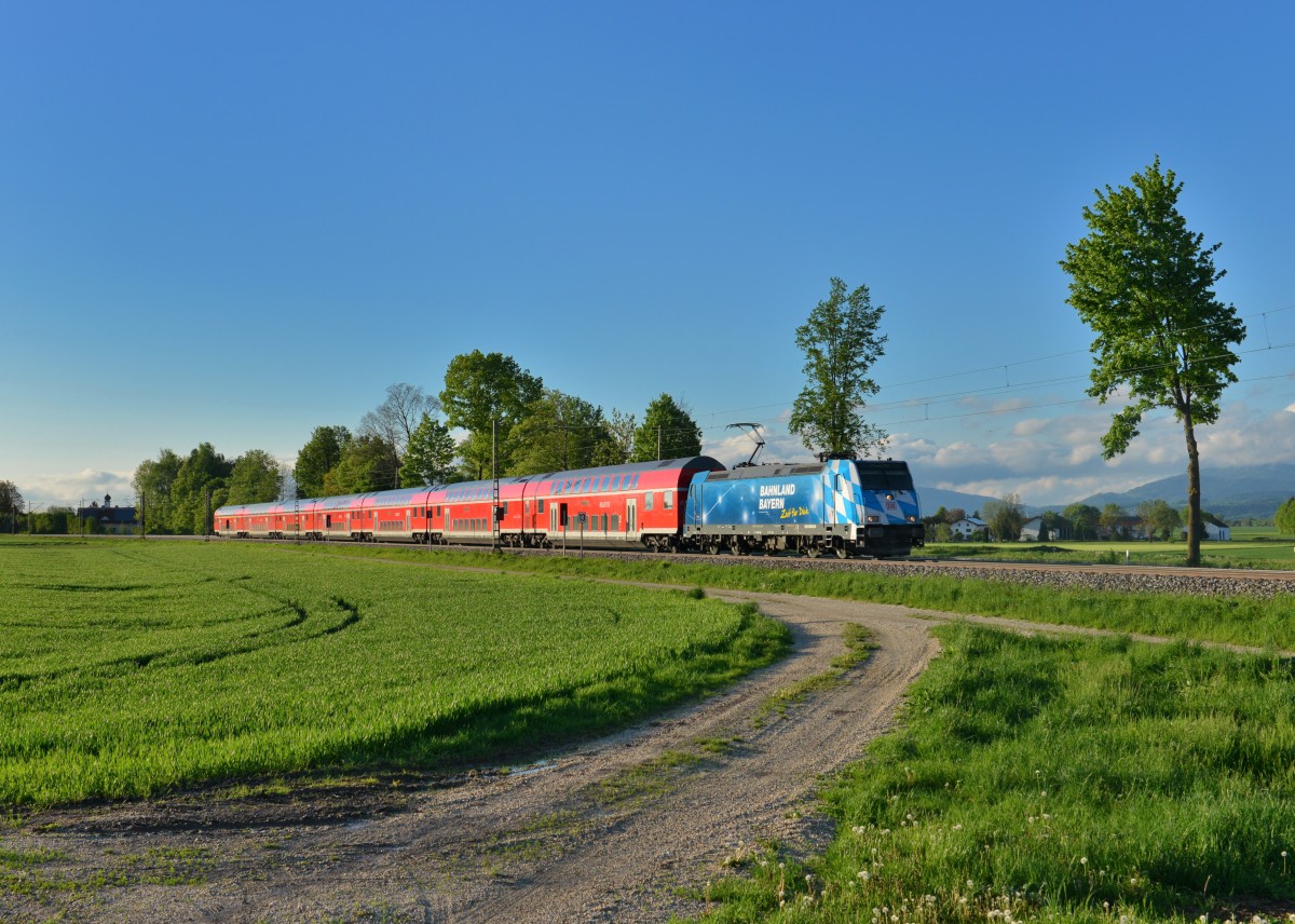 146 246 mit RE 4082 am 06.05.2015 bei Langenisarhofen. 