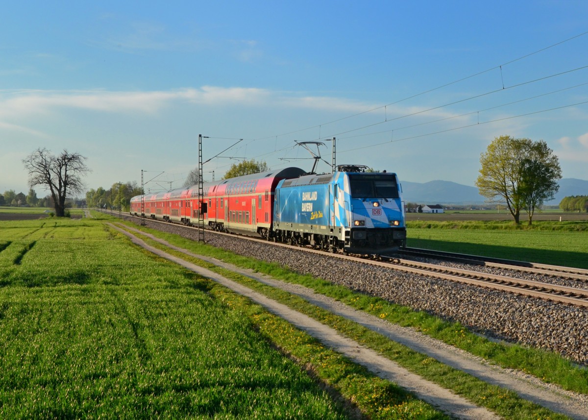 146 246 mit RE 4082 am 27.04.2015 bei Langenisarhofen. 