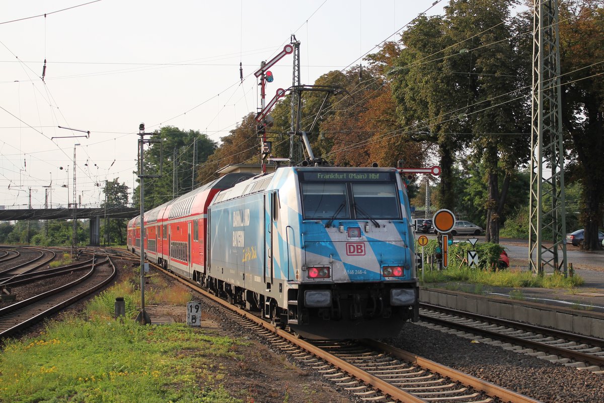 146 246 schiebt den RE 4620 aus dem Hanauer Hauptbahnhof in Richtung Maintal. Alle zwei Stunden fahren die Züge von Würzburg/Bamberg als RE54 über die nordmainische Strecke mit Halt an allen Stationen.
Aufgenommen am 26.08.2017