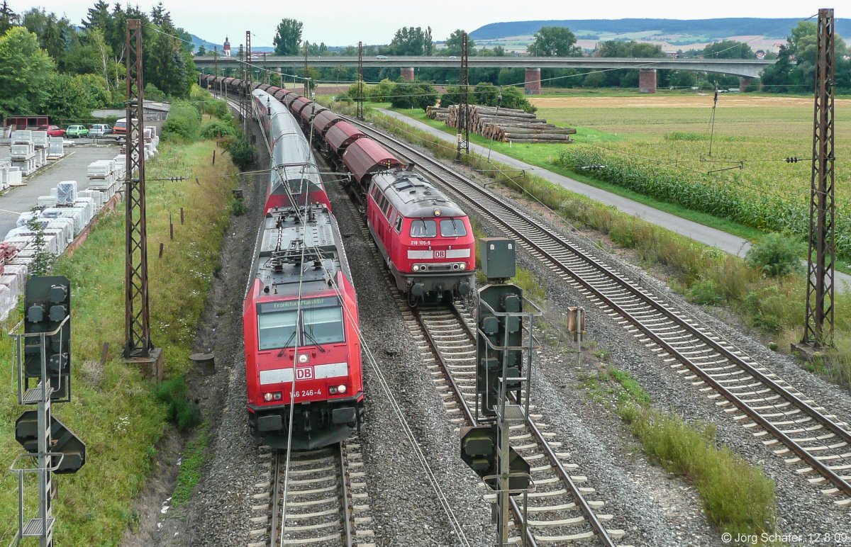 146 246 überholte am 12.8.09 mit ihrem RE nach Frankfurt in Retzbach-Zellingen 218 105 mit einem Güterzug in die gleiche Richtung. 