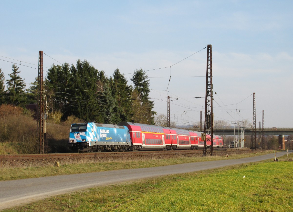 146 246 verl�sst am 17.M�rz 2015 mit dem RE 4618 nach Frankfurt den Bahnhof Retzbach-Zellingen.