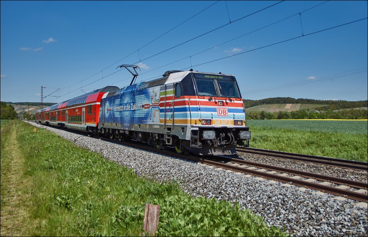 146 247-2 ist am 10.05.2017 mit einen RE in Richtung Hbf. Würzburg/M. bei Retzbach-Zellingen zu sehen.
