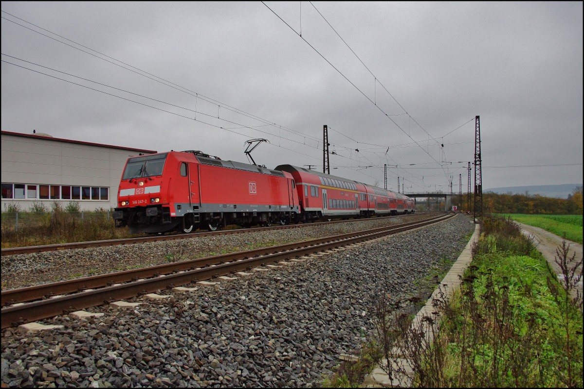 146 247-2 ist mit dem RE 4608 in Richtung Frankfurt/M. unterwegs am 11.11.14 bei Haarbach.