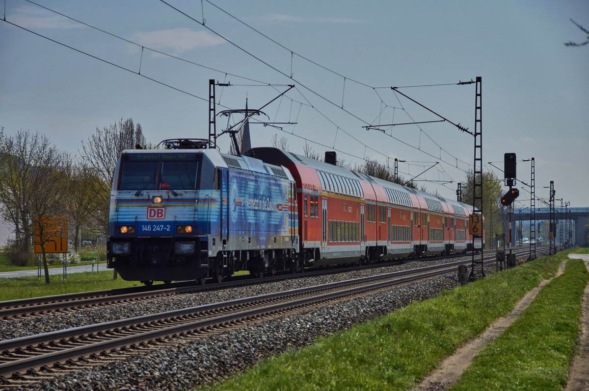 146 247-2 ist mit einen RE in Richtung Frankfurt/M. bei Thüngersheim am 12.04.16 unterwegs. 
