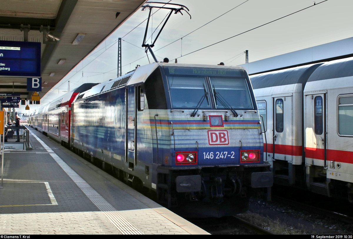 146 247-2  Vernetzt in die Zukunft  von DB Regio Bayern als RE 4852 von München Hbf steht im Endbahnhof Nürnberg Hbf auf Gleis 5.
Aufgenommen im Gegenlicht.
[19.9.2019 | 10:30 Uhr]