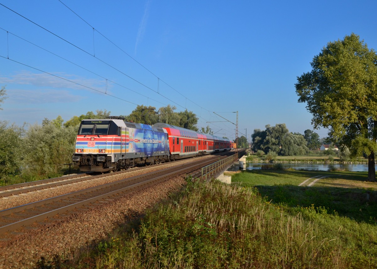 146 247 mit einem RE am 12.09.2015 auf der Isarbrücke bei Plattling. 