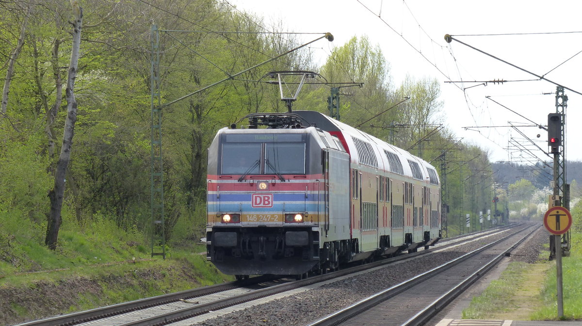 146 247 nähert sich mit einem RE54 nach Bamberg dem Haltepunkt Maintal-West. Aufgenommen am 1.4.2017 14:47