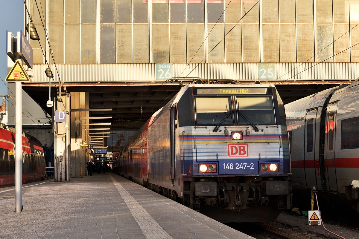 146 247  Vernetzt in die Zukunft  war am 4. März 2019 Zuglok eines RE nach Passau. Hier steht sie abfahrbereit in München Hbf.