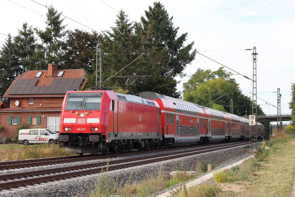 146 251 mit einem umgeleiteten Regionalexpress auf der Bahnstrecke Friedberg-Hanau bei Bruchköbel bei Bruchköbel am 22. September 2019