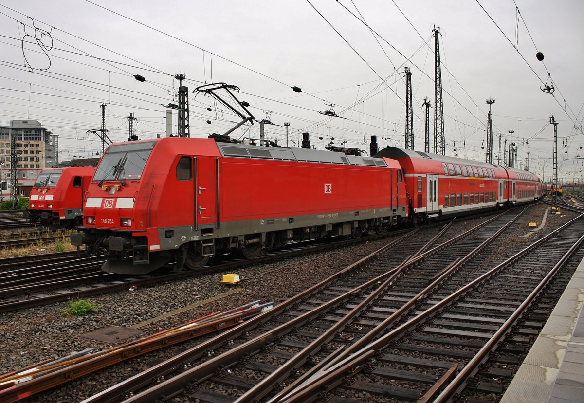 146 254 verlässt am 02.10.2017 mit dem RE30 (RE4156) nach Kassel Hauptbahnhof den Frankfurter Hauptbahnhof.